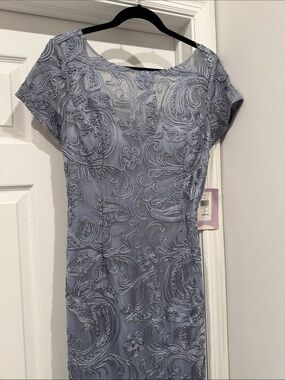 Elegant Lace-Embroidered Short-Sleeve Women's Dress in Light Gray
